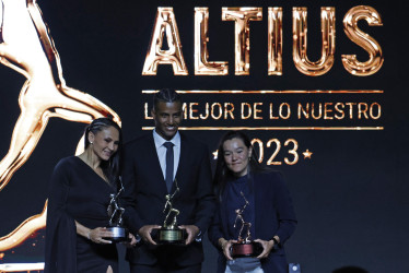 De izq. a der. Yeni Arias, boxeo; Kevin Santiago Quintero, ciclismo de pista; Marta Bayona, ciclismo de pista, posan durante los Premios Altius 2023, organizados por el Comité Olímpico Colombiano (COC), este jueves en Bogotá. Ellos plata, oro y bronce, respectivamente.