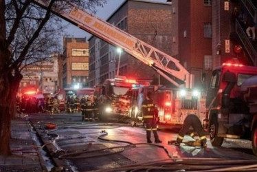 En agosto, al menos 77 personas murieron también en Johannesburgo en el incendio de un edificio de cinco pisos llamado "Refugio de Sintecho Usindiso", propiedad de la ciudad y arrendado a una ONG.