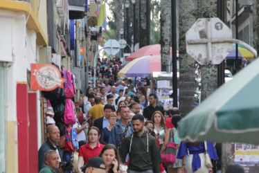 En la carrera 23 de Manizales, entre las calles 23 y 18, la congestión de peatones se vuelve más notoria.