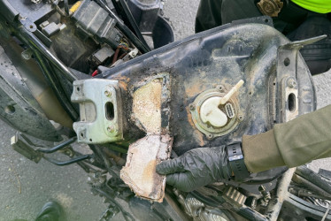 En el tanque de la moto en el que el detenido se movilizaba, la Policía halló cinco kilos de cocaína.