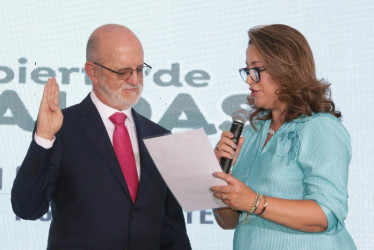 Henry Gutiérrez Ángel hace el juramento ante la presidenta de la Asamblea, María Isabel Gaviria Calderón, para quedar oficialmente como mandatario departamental.