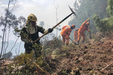 Un grupo de soldados mientras trabajan en la extinción de un incendio forestal en los cerros orientales de Bogotá (Colombia). 