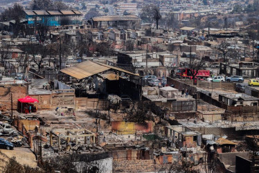 Fotografía que muestra el sector Achupallas, el 5 de febrero de 2024, afectado por los voraces incendios en la región y sus alrededores, en Viña del Mar (Chile).