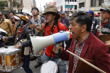 Manifestantes salieron este jueves a las calles de Bogotá y otras ciudades colombianas para protestar contra el fiscal general, Francisco Barbosa, cuyo periodo termina el próximo lunes, y exigir a la Corte Suprema la elección de su sucesora.