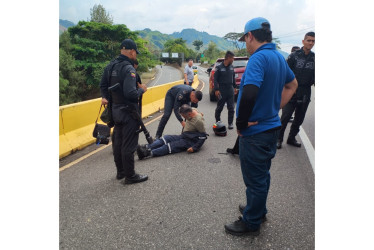 Un hombre de 51 años debió recibir primeros auxilios tras caer de su moto.