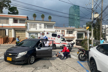 La mujer, de 47 años, fue trasladada hacia la clínica Santillana para su valoración médica.