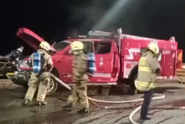 Bomberos acudieron de inmediato al sitio y apagaron el carro incendiado. 