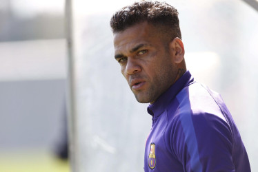 Fotografía de archivo (10/04/2015), del exjugador brasileño del FC Barcelona Dani Alves, al que la Audiencia de Barcelona ha condenado a 4 años y medio de cárcel por violar a una joven en el baño de un reservado de la discoteca Sutton de Barcelona la noche del 30 diciembre de 2022.