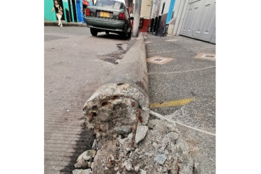 LA PATRIA visitó ayer la zona y el poste aún sigue en el suelo.