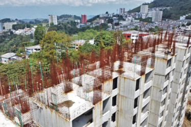 El año pasado, 1.923 hogares desistieron de comprar vivienda en Manizales y Villamaría (477% más que en el 2022). Además, la iniciación de construcción de casas cayó desde 2 mil 546 a 1.140 entre esos dos años en el área metropolitana.