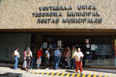 Filas para el pago del impuesto predial en Manizales de la semana pasada.