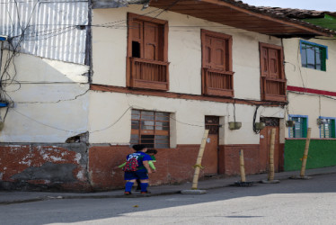 Pasan a diario peatones y vehículos a unos pocos metros de la vivienda en deterioro.