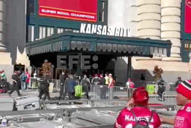 Foto | EFE | LA PATRIA El suceso tuvo lugar en las inmediaciones de Union Station, la estación central de ferrocarriles de Kansas City, punto final del desfile de celebración de los Kansas City Chiefs y en el que estaban concentrados numerosos aficionados.