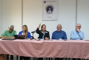 Carolina Corcho (c), exministra de Salud, en rueda prensa en el Hotel Escorial de Manizales.