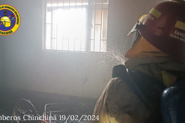 En la mañana de este lunes se presentó un conato de incendio en una casa del barrio Juan XXIII de Chinchiná. Las llamas se originaron en la habitación donde jugaban unos niños. Las autoridades de socorro no descartan que hayan sido estos quienes provocaron las llamas.