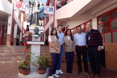 Jorge Eduardo Rojas, alcalde de Manizales, en el colegio San Juan Bautista de la Salle. Lo acompañan Andrés Felipe Betancurth, secretario de Educación municipal; el padre Héctor Adrián Gaviria Chica, rector de la I.E., y estudiantes de PRENSA ESCUELA, programa con LA PATRIA.