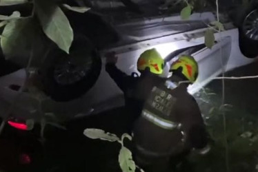 carro-cayó-a-la-quebrada-minitas-una-mujer-lesionada