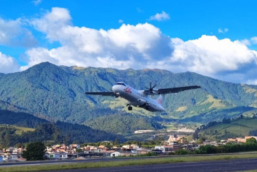 Avión de la aerolínea clic en el aeropuerto La Nubia en Manizales