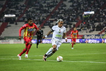 El jugador del Once Caldas Dayro Moreno al ataque en el estadio Palogrande ante el Deportivo Pereira