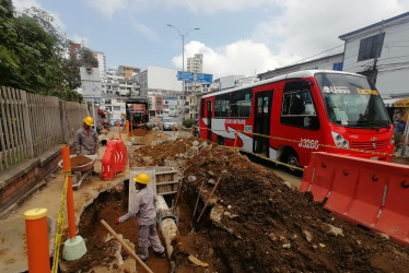 Personal de Aguas de Manizales finalizó este lunes la tubería en la avenida Paralela con calle 55. 