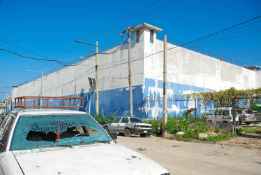 Foto | EFE | LA PATRIA  Fotografía de la zona exterior de la Penitenciaria Nacional luego del ataque por parte de bandas armadas.