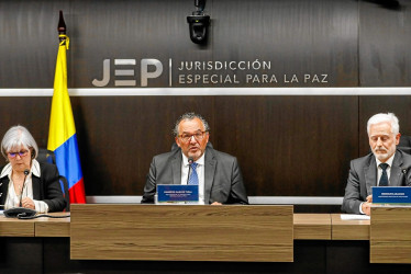 El presidente de la Jurisdicción Especial para la Paz (JEP), magistrado Roberto Vidal, acompañado de la presidenta de la sección de apelación de la JEP, magistrada Patricia Linares; y del magistrado de la sección de apelación de la JEP, Rodolfo Arango, anuncia que ese tribunal decidirá sobre la libertad del exjefe paramilitar Salvatore Mancuso.