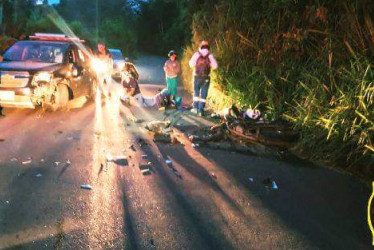 El choque de un carro y una moto este jueves en la vía Palestina - vereda Cartagena.