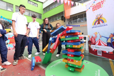 Contra la caída del saber financiero. Aproximadamente 1.500 estudiantes de colegios públicos estuvieron en el cierre de la Semana Mundial del Ahorro en Manizales. Con actividades lúdicas, 17 entidades financieras les enseñaron ayer a niños y jóvenes ayer sobre finanzas personales en la Escuela Normal Superior de Caldas.