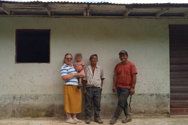 Helena y su familia en su finca. Dicen no tener a dónde ir si la SAE los desaloja.