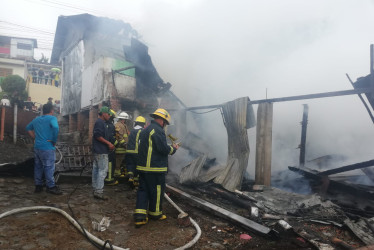 La emergencia ocurrió en la mañana de este miércoles en el barrio El Banqueo de Riosucio. El servicio de acueducto está sectorizado por el fenómeno de El Niño, por lo cual los vecinos no tenían agua en el momento del incendio.