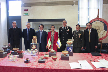 Entrega de Italia a Colombia de 24 objetos arqueológicos, así como una importante escultura de terracota, todos de arte precolombino y de valor incalculable, que fueron recuperados gracias a dos investigaciones policiales llevadas a cabo en Florencia y Turín.