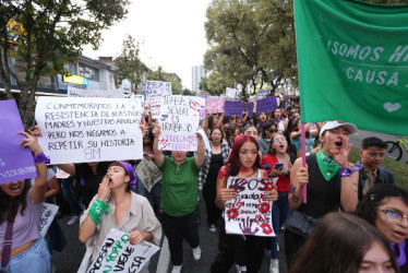 Fueron cerca de 500 mujeres que estuvieron presentes en el Parque Luz Marina Zuluaga. La Alcaldía realizó homenaje y después colectivos feministas marcharon.