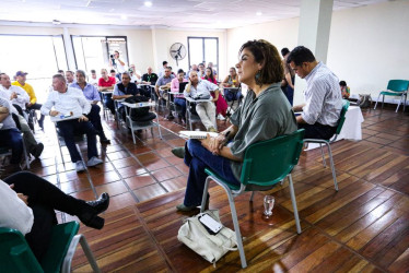 Con mucha atención, la ministra escuchó a los pocos asistentes que se convocaron al encuentro, cerca de 50.