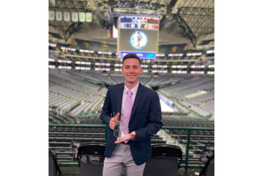 Nicolás Cortés con el trofeo que recibió por llegar al segundo puesto.  