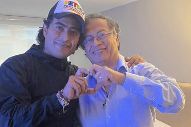 Nicolás Petro junto a su padre, Gustavo Petro, presidente de Colombia.