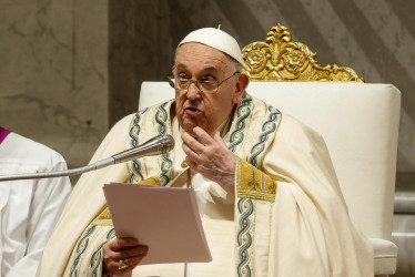 Papa Francisco en la tradicional bendición urbi et orbi del Domingo de Resurrección en la basílica de San Pedro.