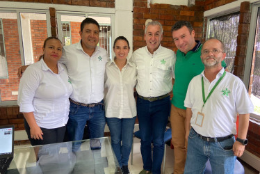 El alcalde de Pensilvania, Jorge Iván Ospina (de verde), se reunió con las directivas nacionales y regionales del Sena en Puerto Boyacá (Boyacá). Pactaron el apoyo mutuo a la construcción de una sede de la institución en el municipio caldense.