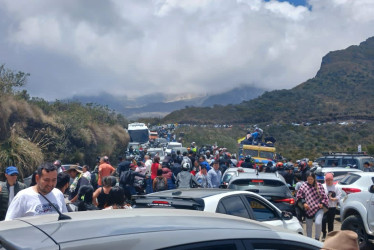 El tráfico de la conexión entre Manizales y Murillo (Tolima) colapsó el domingo por el gran número de carros parqueados en la calzada, reconoció Francisco Romero Ferro, gerente de la Concesionaria Alternativas Viales, que administra la ruta. Con el compromiso de que el caos no se repita, Romero anunció nuevas medidas en el trayecto.