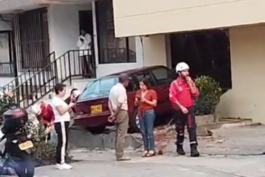 Vehículo que chocó contra vivienda en Manizales