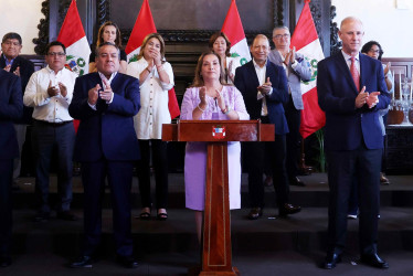 Dina Boluarte durante un discurso a la Nación en compañía de su gabinete de Ministros, este sábado en el Palacio de Gobierno, en Lima (Perú). 