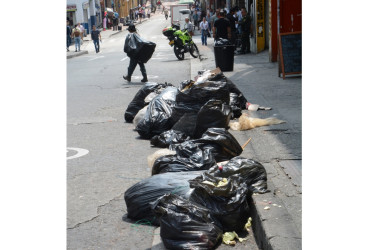 Desde temprano Comerciantes cercanos a la carrera 23 con calle 17, ubican sus basuras sobre la avenida. Secretaría de Medio Ambiente prepara plan. Solución.