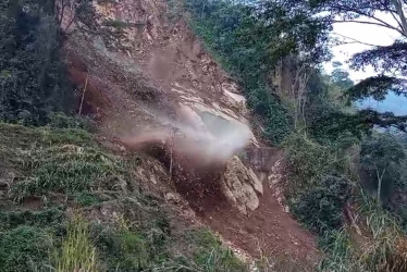 Una persona que se encontraba en el sector grabó el momento en el que se presentó el deslizamiento.