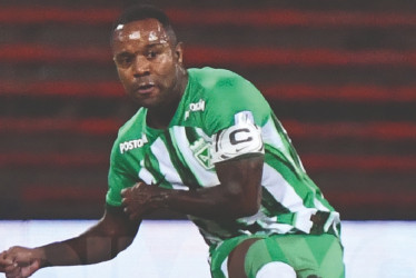 Dorlan Pabón, como capitán, en un partido de Atlético Nacional.