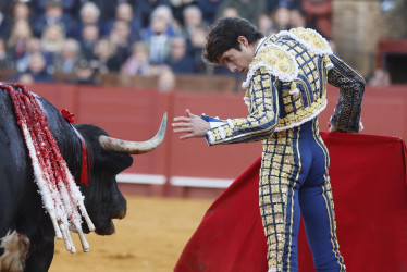 El torero francés Sebastián Castella lidia su primer toro durante el festejo que marca la apertura de la temporada taurina en la plaza de la Real Maestranza de Sevilla, en la tarde del Domingo de Resurrección, con toros de Hermanos García Jiménez.