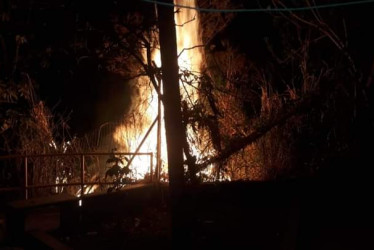 Incendio de capa vegetal anoche en zona minera de Marmato.