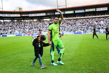 James Aguirre saluda a los aficionados que lo ovacionaron después del partido.