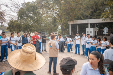 Estudiantes del Sena se sumaron a la jornada para limpiar el río Magdalena.