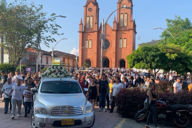 Acompañamiento de los habitantes de Anserma a Jhon Freddy Arce Arredondo en su último adiós.