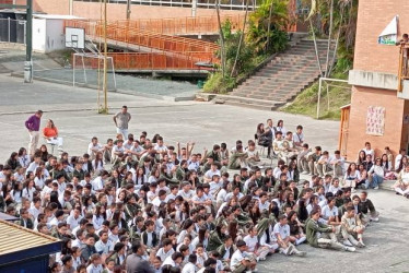 Foto I Prensa Escuela  Los estudiantes del Jaime Duque, de Villamaría, le pusieron entusiasmo a la jornada democrática. El colegio invitó a autoridades para hablar sobre la importancia de los procesos electorales. 