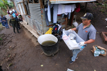 Funcionarios de Espacio Público realizaron el traslado de las pertenencias hasta un vehículo.